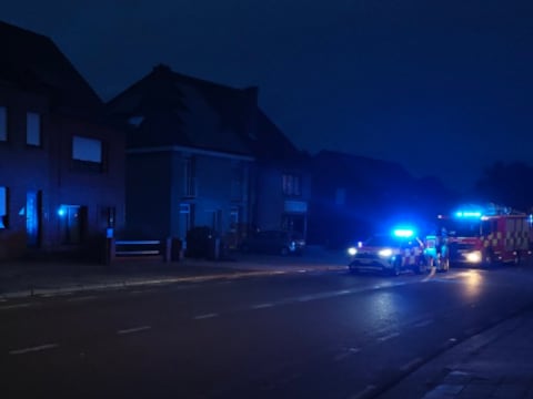 De hulpdiensten en Fluvius kwamen ter plaatse na een melding van gasgeur in de Raverschootstraat in Eeklo.
