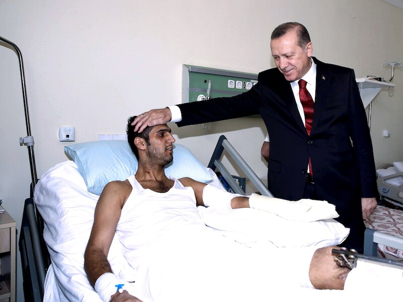 De Turkse president Recep Erdogan bezocht gisteren een van de gewonden van de aanslag van woensdagavond.