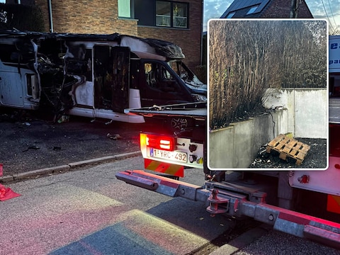 Een 51-jarige man uit het Vlaams-Brabantse Leefdaal is zaterdag om het leven gekomen bij een ongeluk in de Korbeekstraat. Inzetfoto: de schade aan de haag.