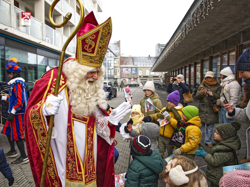 De Sint en zijn Pieten komen met hun paardenkoets naar het stadscentrum, trakteren de kinderen op vrolijke optredens en lekkers en trekken daarna naar cc De Schakel voor een spannende theatershow. 