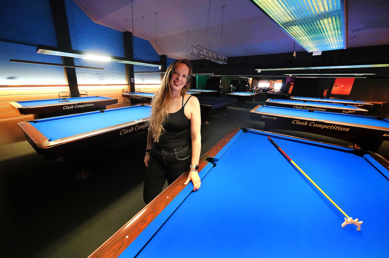 Elice (36) neemt Shooters over en maakt er gezellig sfeer- en poolcafé ...