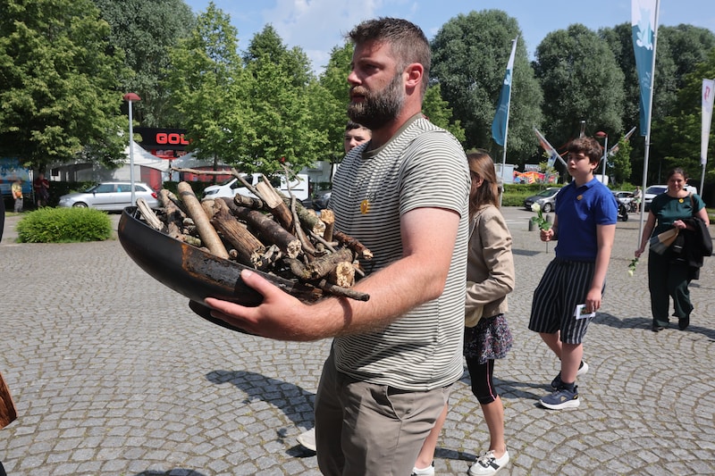 Binnenkort zal de school met de vuurschalen een vuur ontsteken om Arthur te herinneren.