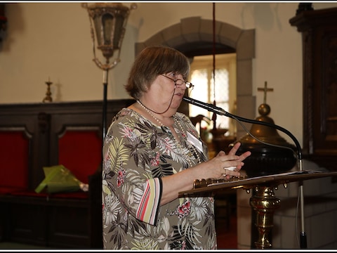 Françoise Verhoosele bundelde eeuwenoude rouwborden in een erfgoedboek. 