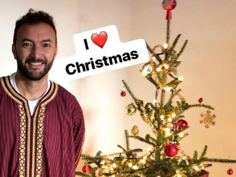 Nasrdin Dchar poseert trots met zijn kerstboom