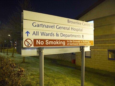 De Britse hulpverleenster die recent terugkeerde uit Sierra Leone werd opgenomen in een hospitaal in Glasgow.