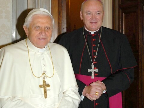 John Magee (rechts) geflankeerd door de paus.