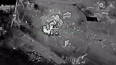 Ook Russisch oorlogsschip geraakt bij Oekraïense aanval op Sint-Petersburg: nog steeds dikke rookwolk boven stad