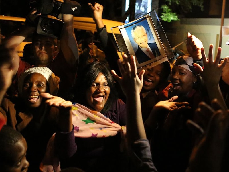 In Johannesburg eerden mensen het leven van hun voormalig president met muziek en dans.