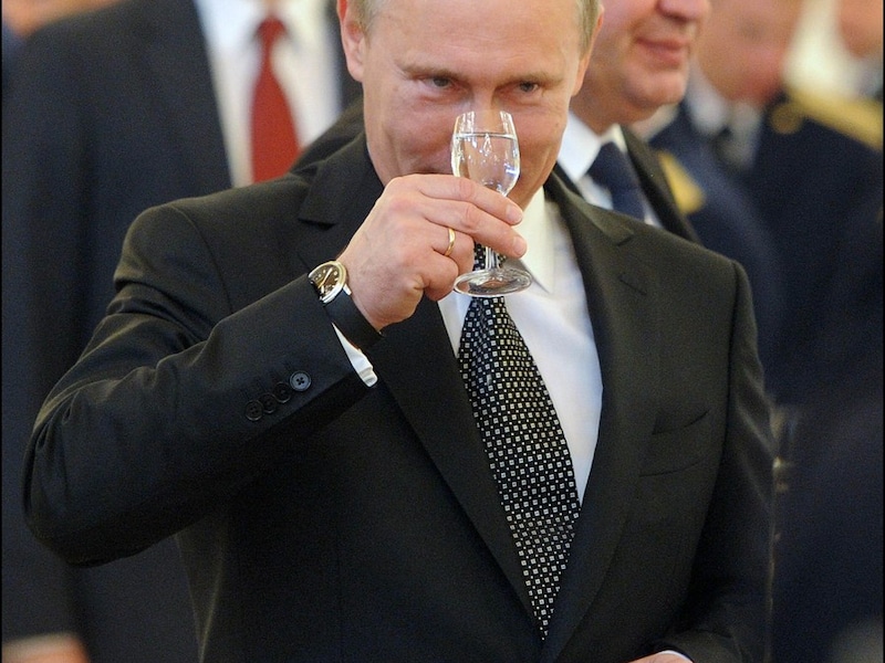 President Poetin met een glas wodka