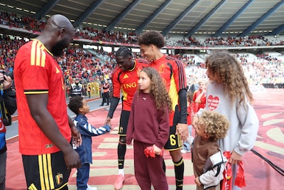 Schattige beelden: Rode Duivels zwaaien Belgische fans uit met kinderen op de arm