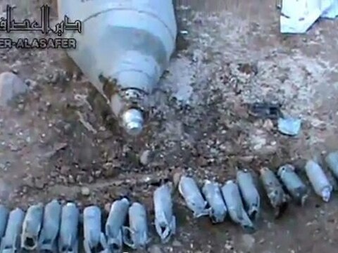 Clusterbommen in Deir Essafir, Syrië. Uit een video van Syrian Research and Communication Centre.