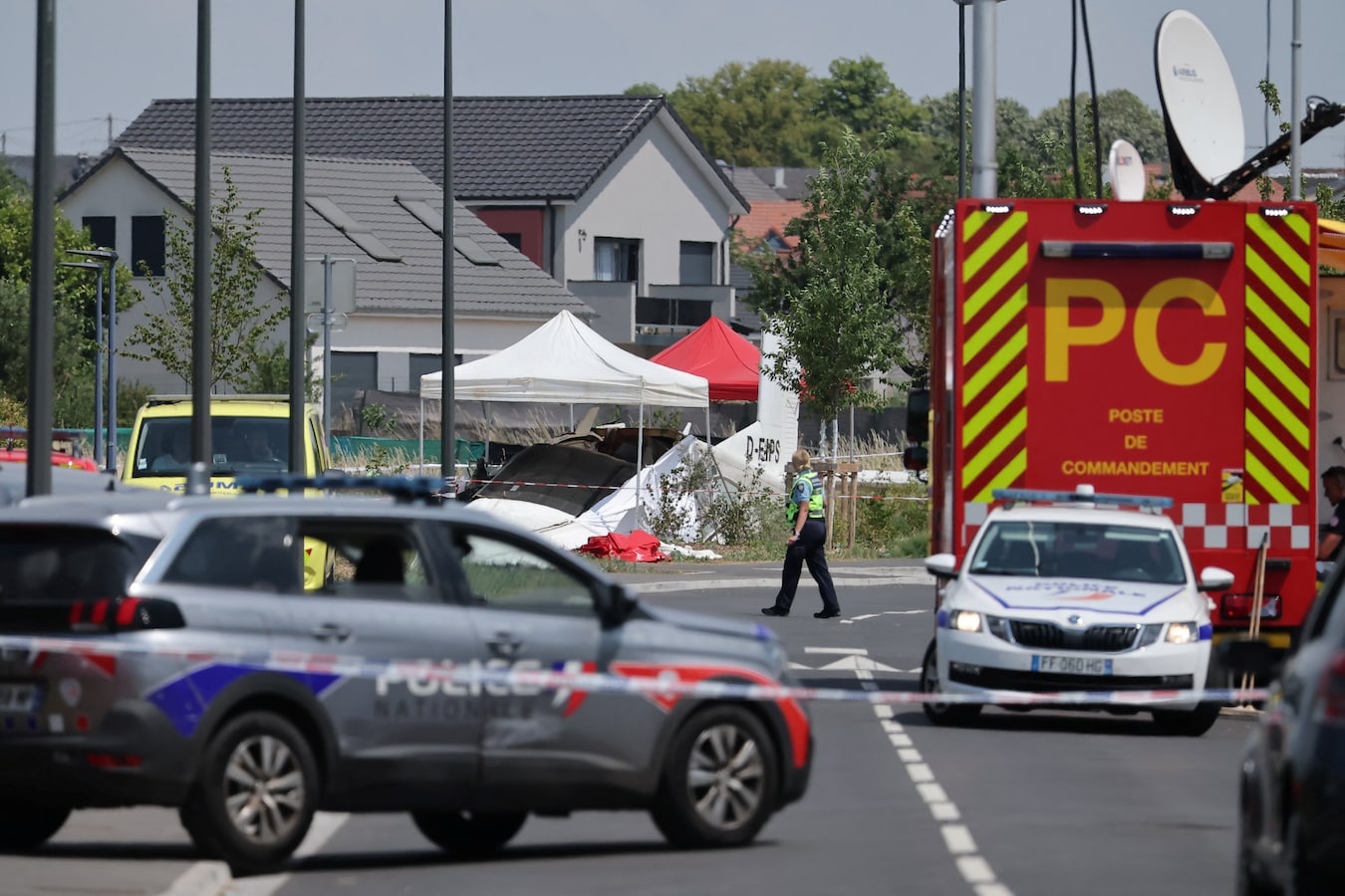 11 doden nadat luchtdoop van parachutespringers eindigt in tragedie: vliegtuigje  crasht naast woonwijk nabij Nancy | Foto | hln.be