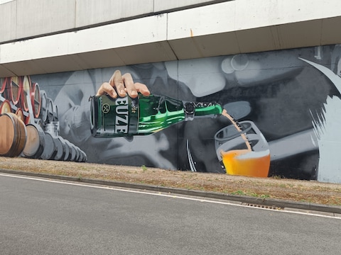 De nieuwe muurschildering zet de oude geuze van brouwerij Boon in de kijker.