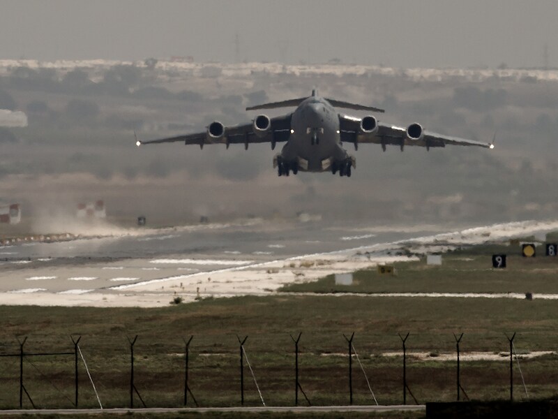 Een Amerikaans militair toestel stijgt op vanaf een Turkse luchthaven.