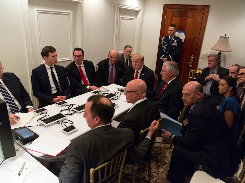 President Trump rond de tafel in een geïmproviseerde 'situation room' in zijn Mar-a-Lago-resort in Florida. Hij wordt er gebrieft over het bombardement op de Syrische luchtmachtbasis.
