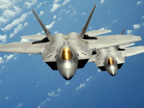 Twee Amerikaanse F-22-jachtvliegtuigen.
