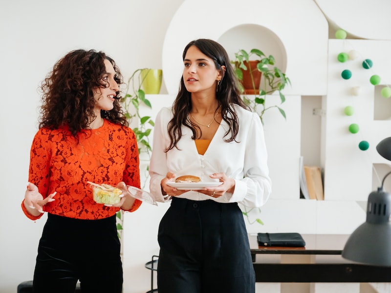 Heb jij een ‘work wife’? Expert over de do’s en don’ts van vriendschappen op de werkvloer. “Er zijn veel risico’s”
