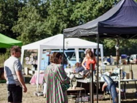  Een ambachtenmarkt in Bar Woest in 2023