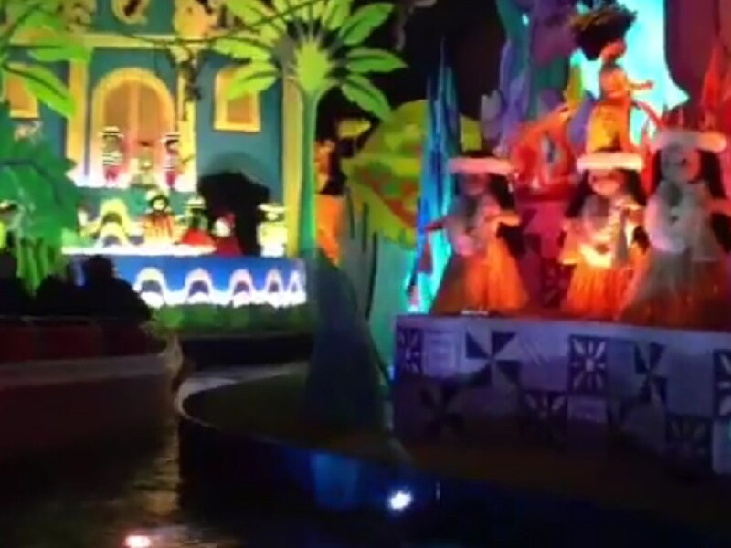 Fragment uit een filmpje over It's A Small World in Disneyland Paris, vergelijkbaar met de attractie in Los Angeles.
