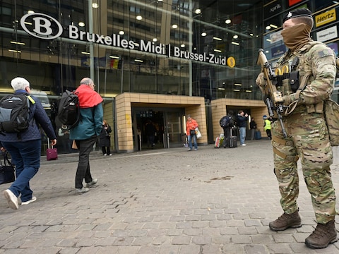 Douaniers plukken gewapende twintiger uit massa in station Brussel-Zuid: geladen kalasjnikov zat verstopt tussen babykleertjes