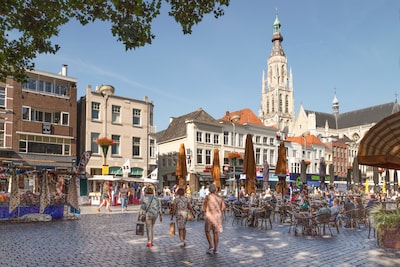 Terrasmeubilair en wijnflessen vlogen in het rond: politie doet onderzoek naar “massale vechtpartij” in centrum van Breda, Belg (31) opgepakt