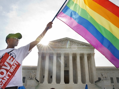 De regenboogvlag wappert bij het Amerikaanse Hooggerechtshof in Washington.