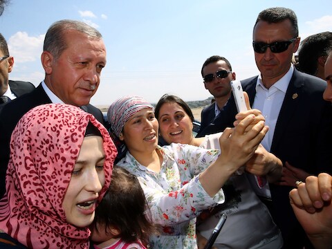 President Erdogan poseert voor selfies tijdens zijn bezoek aan het hoofdkwartier van de speciale politie-eenheden in Ankara.