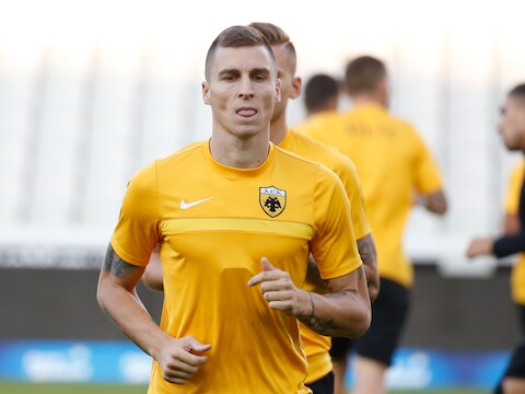 Ognjen Vranjes is sterkhouder in het hart van de AEK-defensie