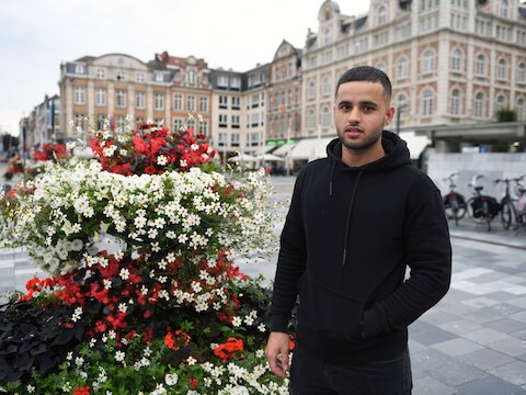 Rahman Momand kwam in 2015 als vluchteling vanuit Afghanistan aan in ons land. Nu wil hij zijn landgenoten van hieruit helpen met financiële ondersteuning.