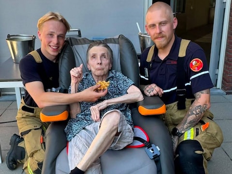 Brandweerbroers Robbe (24) en Ruben (28) Claes uit Lier stappen de Dodentocht in Bornem met 20 kilo uitrusting voor hun oma Jeanne.