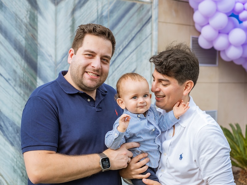 Francis en Jonas reisden 9.000 km voor zoon Matteo die via draagmoeder geboren werd: “We ontmoetten enkel warme, begripvolle mensen”