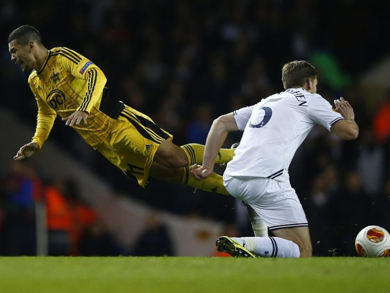 Vertonghen met een stevige charge op Ricardinho.
