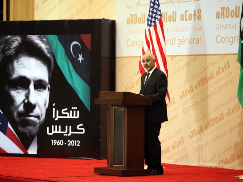 De Libische president Mohamed al-Megaryef herdenkt de omgekomen Amerikaanse ambassadeur Chris Stevens.