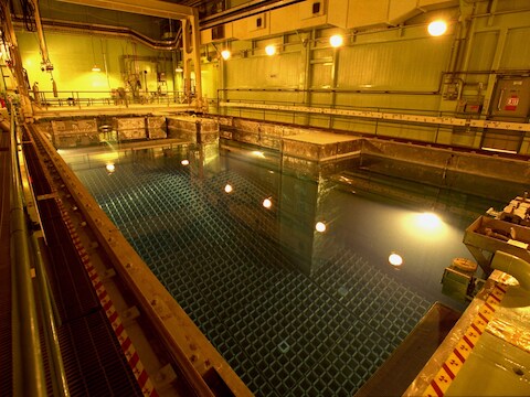 Archiefbeeld uit 2001 van het bassin waar de gebruikte brandstofstaven, hoogradioactief afval, in een reactorgebouw van de verwoeste kerncentrale Fukushima Dai-ichi. De berging ervan wordt een hoogst precaire operatie.