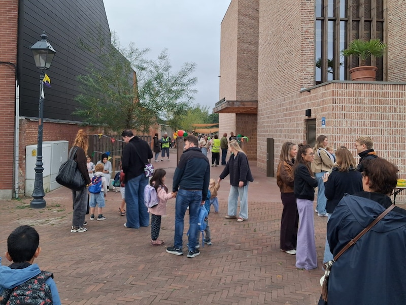 Twee weken na overlijden directrice Gudrun probeert Dorpsschool de draad weer op te pikken: “We willen eerste schooldag zo normaal mogelijk laten verlopen”