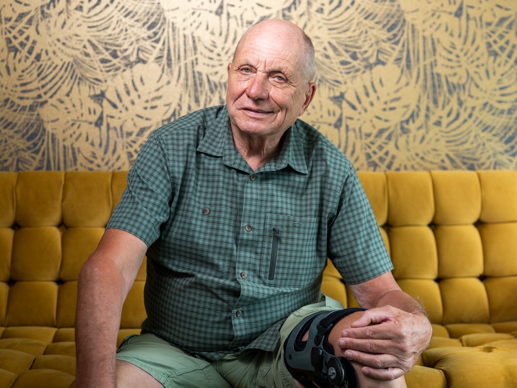 ‘Familie’-acteur Jef De Smedt (70) raakte stevig geblesseerd aan zijn knie: “Sommige scènes moet ik nu al zittend doen”