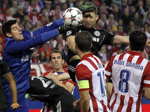 Thibaut Courtois in een fel luchtduel met Tim Cahill van Chelsea. Worden ze volgend seizoen ploegmaats?