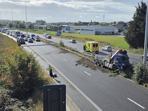 De vrachtwagen reed in de middenberm van de A10, nadat eerst een lantaarnpaal werd aangereden.