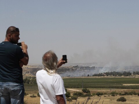 Israëlische bewoners van de Golanhoogvlakte filmen het strijdtoneel.