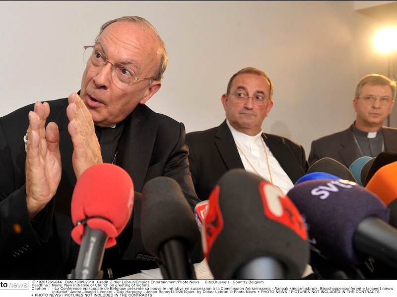 André-Joseph Léonard, Guy Harpigny en Johan Bonny tijdens de bisschoppenconferentie.