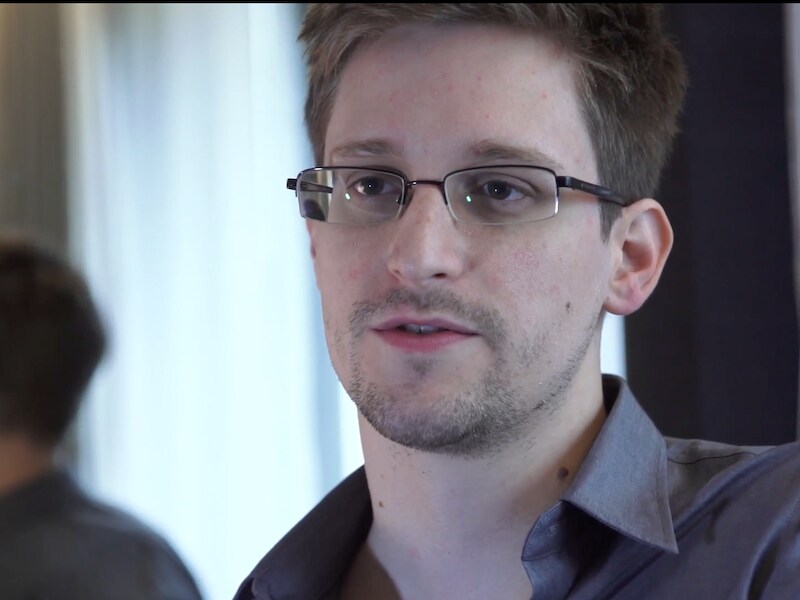 De vader van Snowden zei dat hij "extreme dankbaarheid'' voelt dat zijn zoon veilig en vrij is.