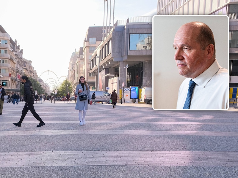 Het voetgangersgebied in Brussel, waar nu voor een periode van vier jaar een verbod is ingesteld op het drinken van alcohol. Terrassen en café’s krijgen een uitzondering. Inzet: Burgemeester Philippe Close (PS) noemt het alcoholverbod “geen aangename maatregel’.