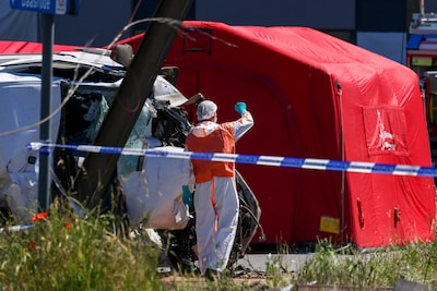 Drie dagen na tragisch ongeval rijdt schoolbus van dezelfde firma door rood licht en slagbomen aan dezelfde overweg: “Wansmakelijk”