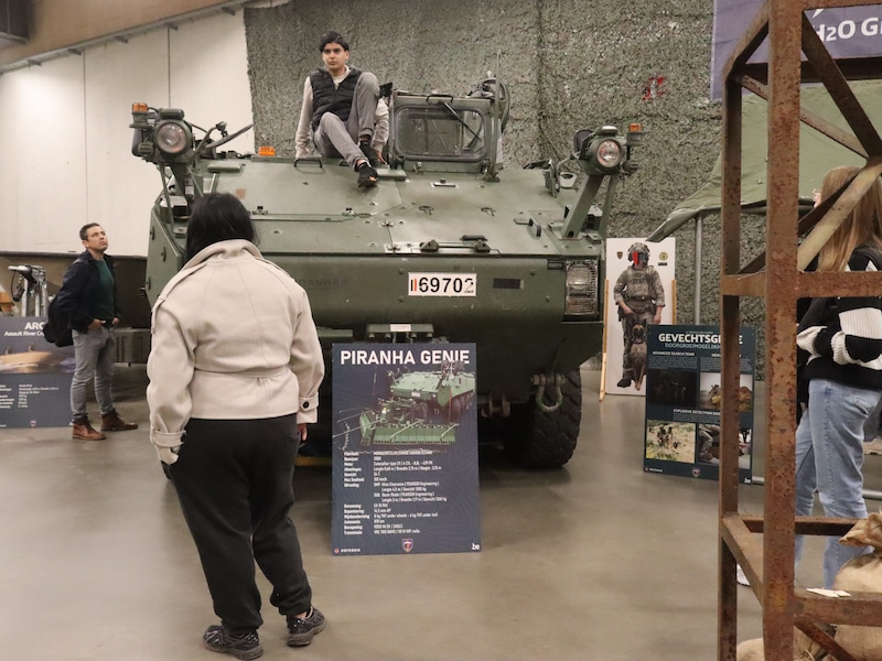 Bezoekers kunnen uitgebreid kennismaken met de militairen en het materiaal van 11 Bataljon Genie en Defensie.