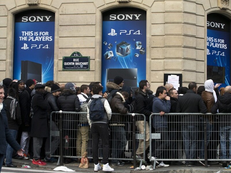 Honderden Parijzenaren wachten voor de Sonywinkel.