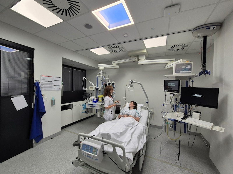 De kamer op Intensieve Zorg, met de nagebootste blauwe hemel en ook de UVB-verlichting.
