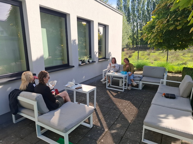 De school richtte een nieuwe lounge in waar het team tijdens de pauzes even tot rust kan komen, bijpraten met collega's en nieuwe energie kan opdoen.
