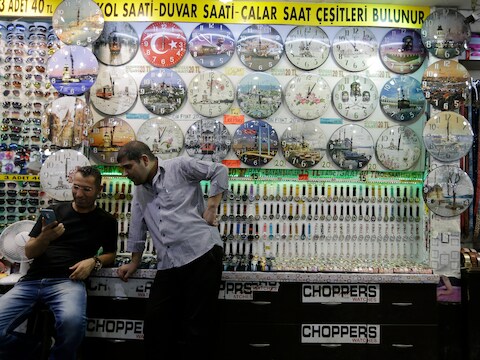 Klokkenverkopers in de Turkse stad Istanboel.