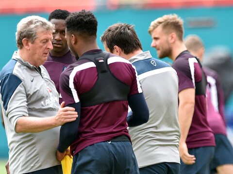 Bondscoach Roy Hodgson instrueert zijn spelers.