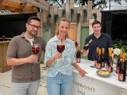 Zaakvoerder Bjorn Geysen, echtgenote Lynn en Robby Pachen op de voorstelling in Bar Woest.